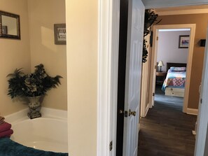 4 bedrooms, desk, iron/ironing board, free WiFi