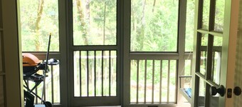 Charming Creekside Cottage! Relax in nature yet only a short walk to town!