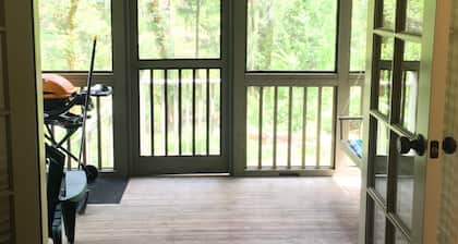 Charming Creekside Cottage! Relax in nature yet only a short walk to town!