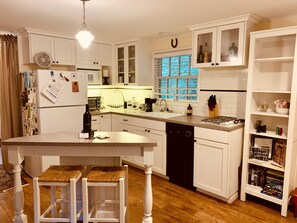 Kjøleskap, mikrobølgeovn, kokeplater og oppvaskmaskin