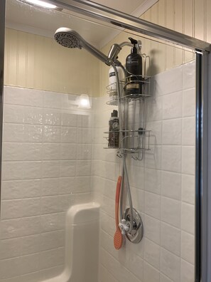 Douche, séchoir à cheveux, serviettes fournies, savon