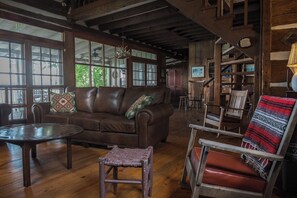 Televisor intel·ligent, llar de foc i llibres 