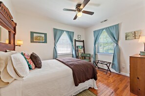 2 bedrooms, iron/ironing board, travel cot, free WiFi - Stay and Play @ Railway Rest, near AVL, trails, falls (Old Fort)