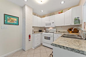 Fridge, microwave, oven, stovetop - Stay and Play @ Railway Rest, near AVL, trails, falls (Old Fort)
