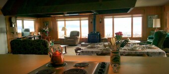 Historic - Private 28 Acres - 180° Ocean View! - Carolyn's suite