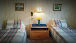 2 bedrooms, iron/ironing board, free WiFi, bed sheets - Historic - Private 28 Acres - 180° Ocean View! - Carolyn's suite (Homer)