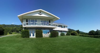 Historic - Private 28 Acres - 180° Ocean View! - Carolyn's suite