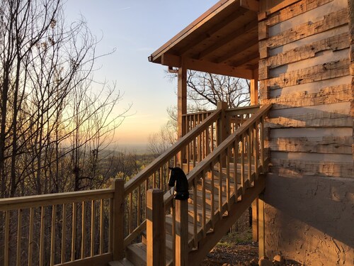 HONEYMOON HIDEAWAY - SECLUDED ANTIQUE LOG CABIN WITH AMAZING VIEWS!!!