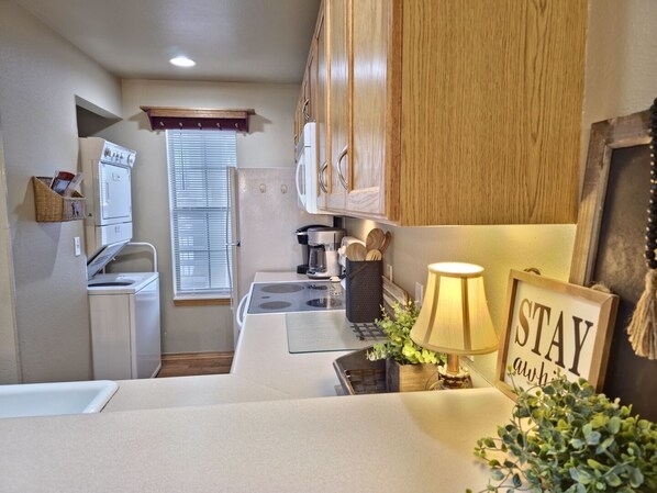 Jääkaappi, mikroaaltouuni, uuni, liesi