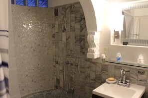 Combined shower/bathtub, hair dryer, towels, shampoo - Private Colonial Boutique House with a Cool Pool in the Heart of Downtown Cancun (Cancun)