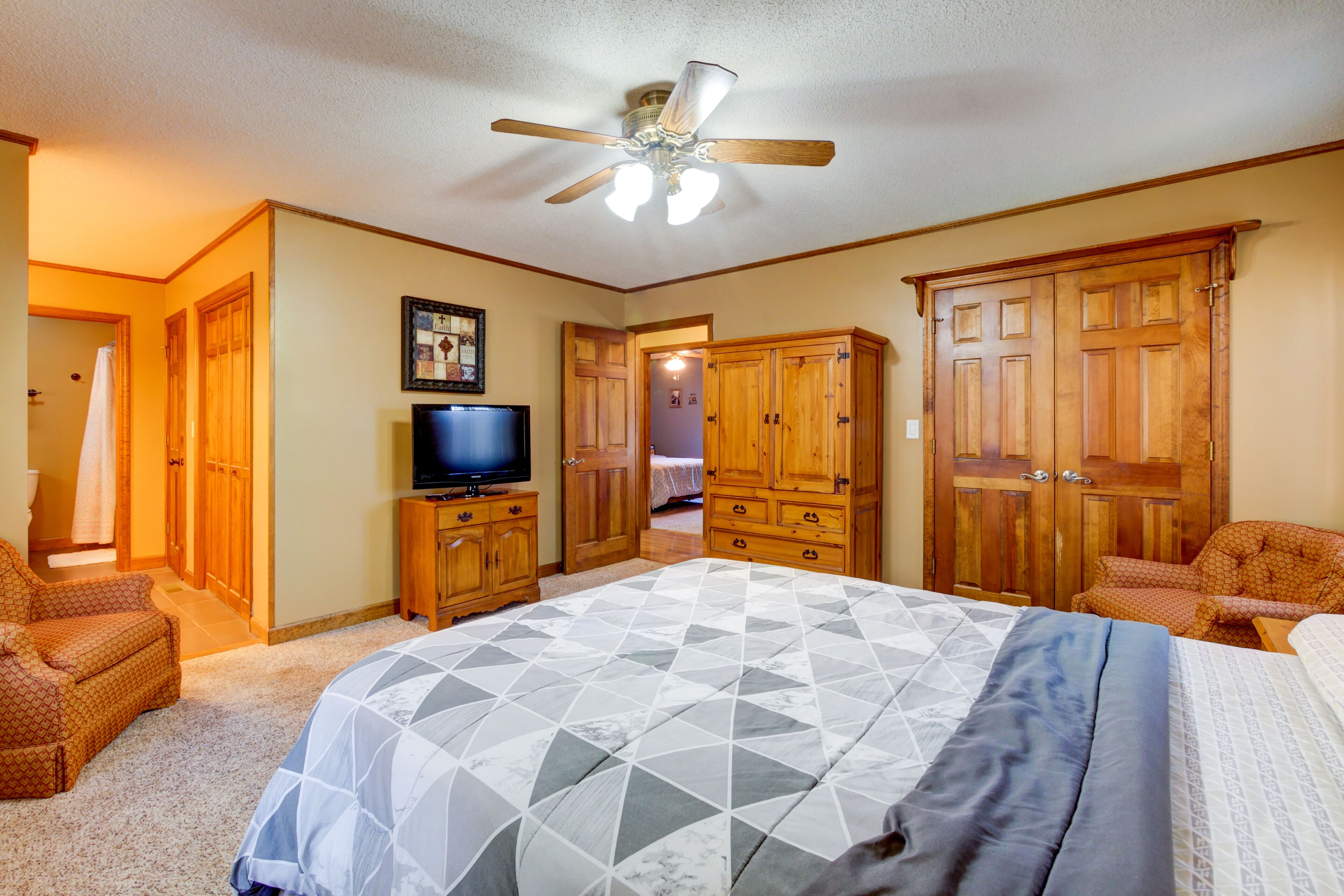 3 bedrooms, desk, iron/ironing board, WiFi (free)