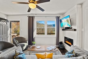 Smart TV, fireplace, books - Mountain View Cottage with Hot Tub (Candler)