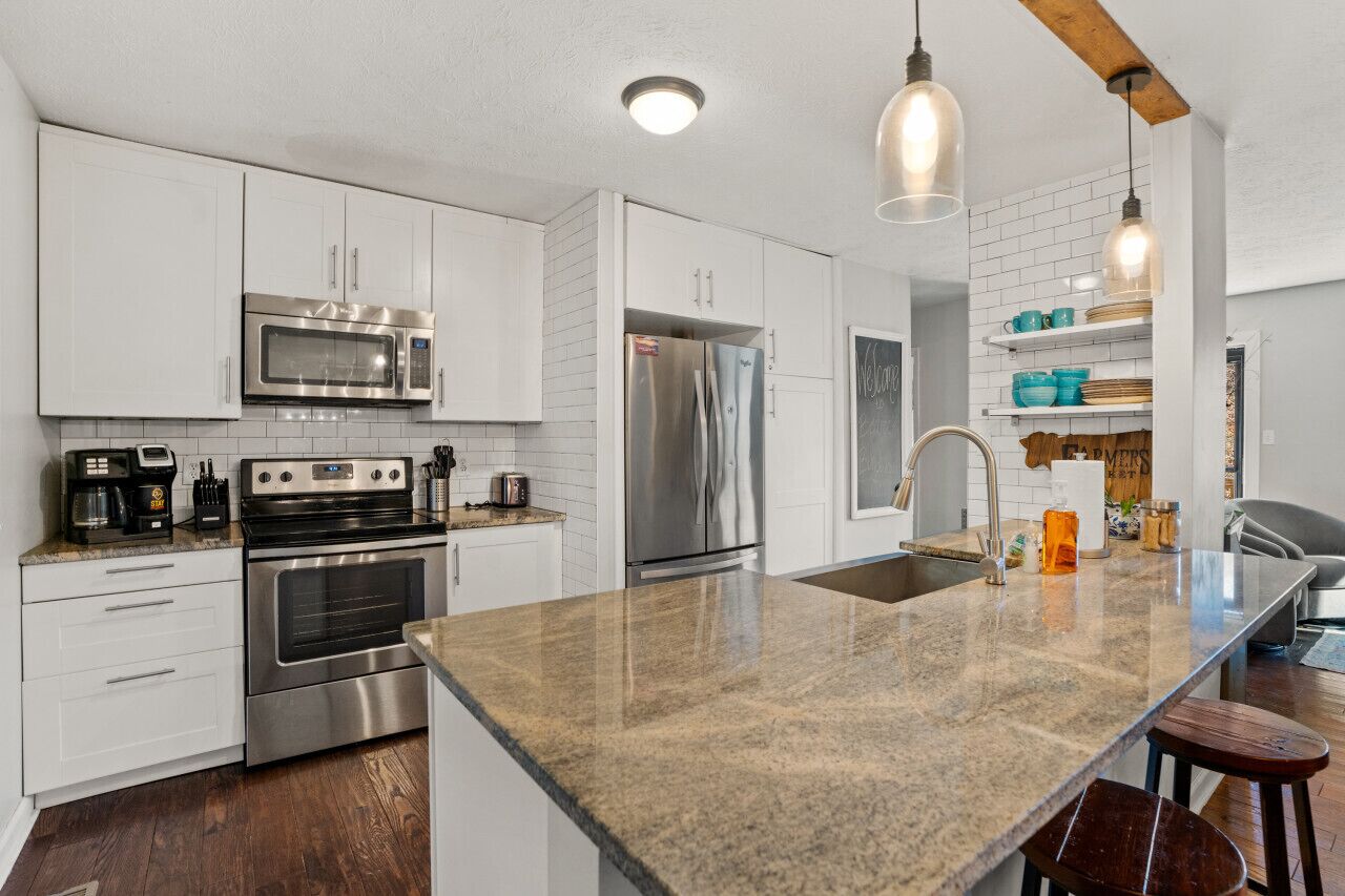 Kylskåp, mikrovågsugn, ugn och spishäll