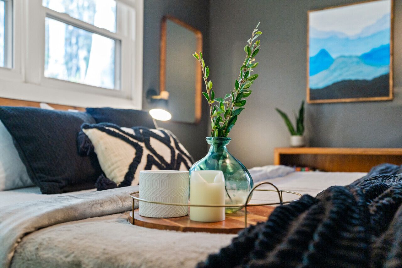 3 habitaciones, escritorio y tabla de planchar con plancha 