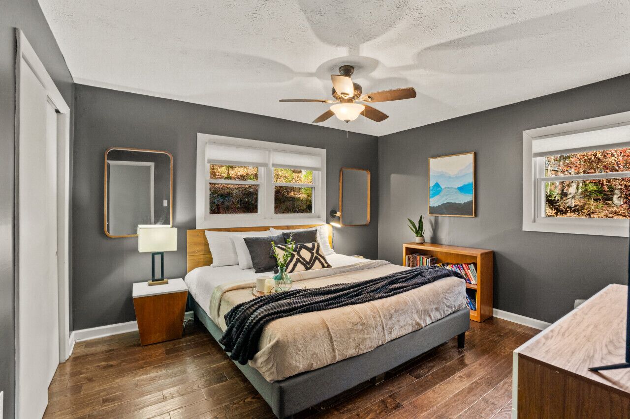 3 sovrum, skrivbord, strykjärn/strykbräda och resesäng