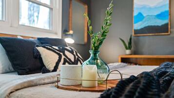 3 dormitorios, escritorio, tabla de planchar con plancha y cuna de viaje