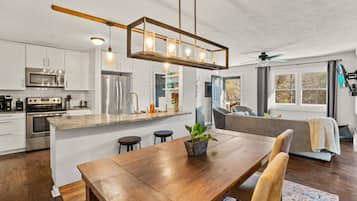 Frigorífico, microondas, horno y placa de cocina