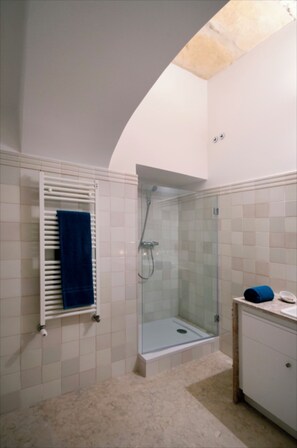 Duschwanne, Haartrockner, Bidet, Handtücher