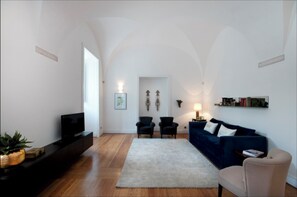 Fernseher, Kamin, Bücher