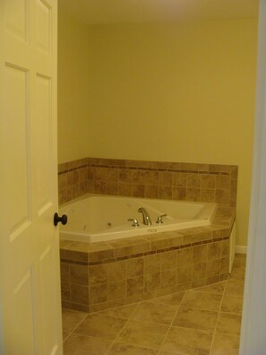 Bathtub, jetted tub, towels - 2 Bedroom, Full Kitchen, Dining Room, Living Room, Large Deck, Jacuzzi -Sleeps 8 (Benzonia)