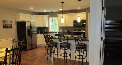 2 Bedroom, Full Kitchen, Dining Room, Living Room, Large Deck, Jacuzzi -Sleeps 8