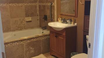 Combined shower/tub, jetted tub, hair dryer, towels