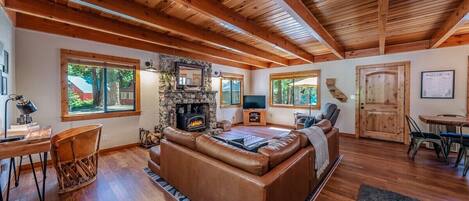 Smart-tv, eldstad, tv-spel och kontor