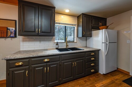 Kodikas, puhdas hytti lähellä Shaver Lake - Prime Location!