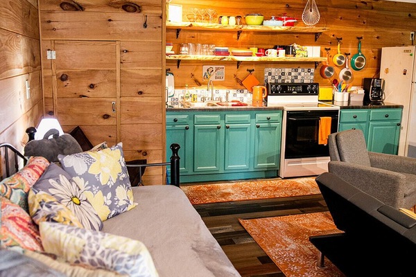 TV connectée, lecteur de DVD, livres, vidéothèque