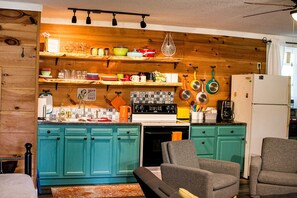 Een koelkast, een magnetron, een oven, een kookplaat