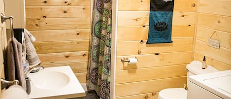 Douche, sĂšche-cheveux, bidet, serviettes fournies