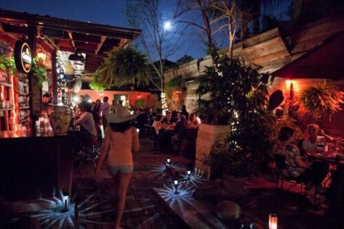★★★★★  Midtown/Montrose, Private Patio With Hot Tub, Walk to Bars & Restaurants