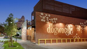 Un edificio con un gran letrero que dice "the dogwood" y fachada de ladrillo.