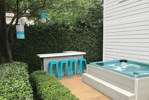 Outdoor spa tub - ★★★★★  Midtown/Montrose, Private Patio With Hot Tub, Walk to Bars & Restaurants (Houston)