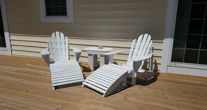 Quiet convenient location! Remodeled 4br 3ba. Dog friendly, huge deck, hot tub .