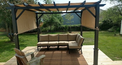 Quiet convenient location! Remodeled 4br 3ba. Dog friendly, huge deck, hot tub .