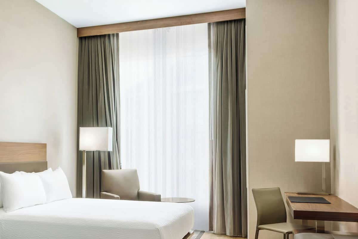 Kamar, 1 Tempat Tidur King | Brankas, meja kerja, ruang kerja ramah laptop, dan tirai kedap cahaya