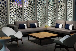 Se sirven desayunos y cocina local e internacional, con vista al mar 