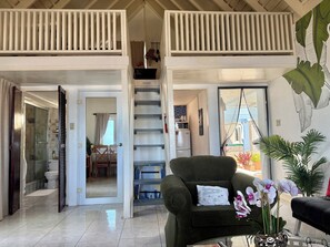 Een televisie, boeken, een muziekbibliotheek en een stereo