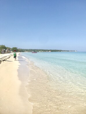 Chaises longues, serviettes de plage