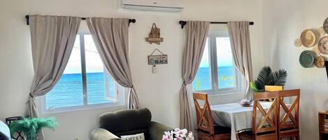 Una televisión, libros, una biblioteca de música, un reproductor estéreo