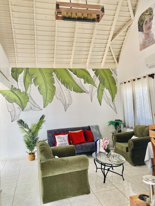 Télévision, livres, médiathèque, chaîne hi-fi