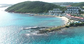 Sulla spiaggia, lettini da mare, teli da spiaggia