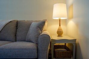 スマートテレビ、DVD プレーヤー、書庫、PC モニター