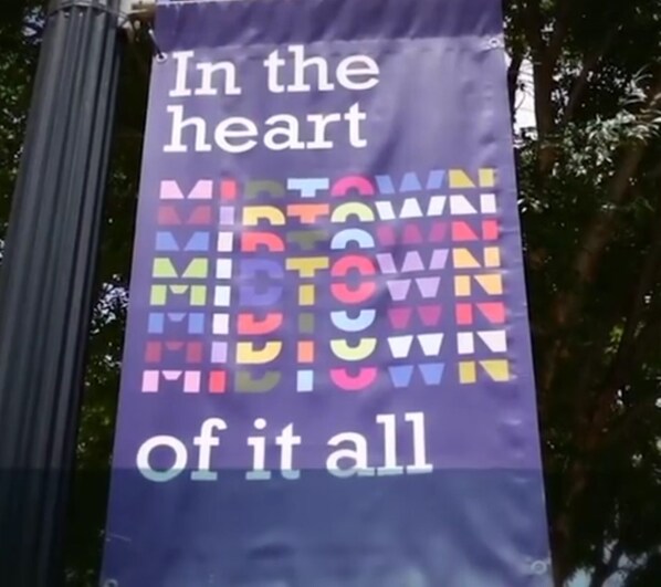 Un banner con el texto "En el corazón de todo" y "Midtown".