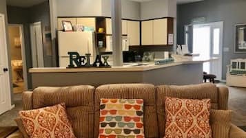 TV connectée, cheminée, lecteur de DVD, livres