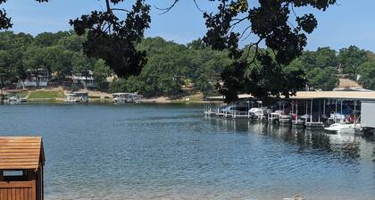 Escapade de vacances confortable lac des Ozarks w / cheminée et entrée de plain-pied<br>NUIT GRATUITE!