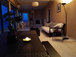 Foyer, livres, chaîne audio