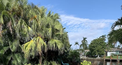 Tropical Retreat. Florida Waterfront und Pool Home Nähe zum Strand