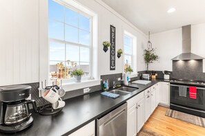 ثلاجة، ميكروويف، فرن، موقد طهي مسطح